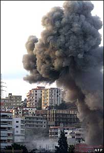 نيروگاه برق در شرق شهر صيدا پس از حمله اسرائيل