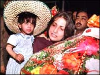 नूर फ़ातिमा माँ के साथ