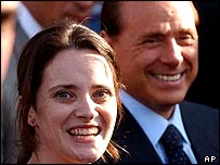 سيلويو برلوسکونی، نخست وزير ايتاليا به استقبال خانم کانتونی شتافت