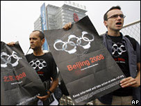 Integrantes da organização Repórteres Sem Fronteiras protestam em Pequim