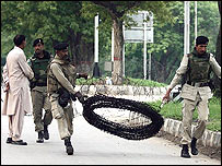 लाल मस्जिद की घेराबंदी करते सैनिक