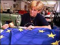 Phụ nữ Hungary đang may cờ Châu Âu