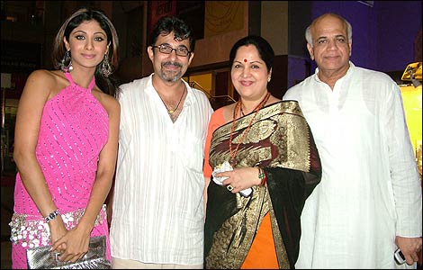 Shilpa Shetty, director Dipak Tijori and Shilpa's parents.