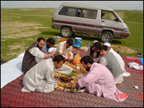 څو ته ملګري چې مېلې ته سره تللي