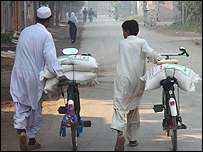 مهاجران افغان در حال انتقال گندم