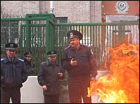 Учасники антивоєнного мітингу спалюють опудало біля посольства США в Києві, фото УНІАН 