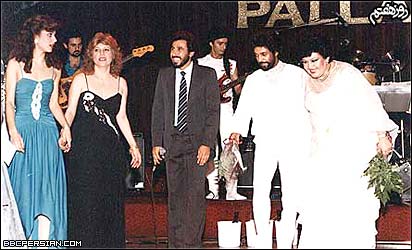 هايده، داريوش، شهرام شب پره، مری آپيک و ... در برنامه ای در هاليوود، حدود ۱۳۶۲/۱۹۸۳ (عکس از سايت ايرانيان)