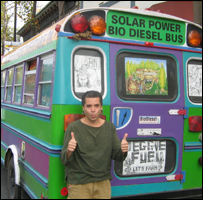 O chileno-americano Alma e seu ônibus a biodiesel, em Berkeley