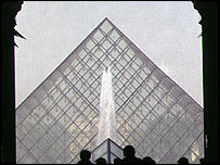 Trong hai năm từ lúc ra, cuốn Da Vinci Code đã bán được trên tám triệu bản