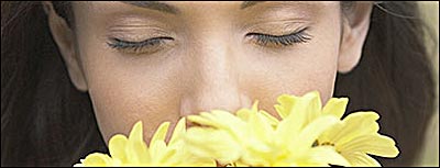 زنی گل ها را می بوید