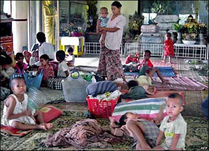 Người dân thành phố Rangoon trú tạm trong một ngôi đền