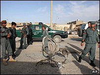 ماموران پلیس در نزدیکی محل انفجار امروز (سه شنبه) در قندهار