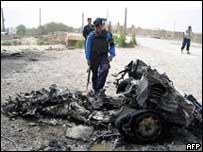 Carro destruído durante o atentado no Iraque