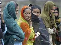 Keşmir'de sandık başına giden kadınlar 