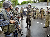 سربازان در محل انفجار بمب درکلمبو