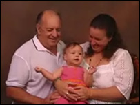 Reprodução do programa '60 Minutes'. Nesta foto, o casal aparece com sua filha recém-nascida, Celeste
