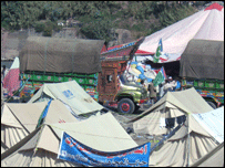 ٹرکوں کے ذریعے امدادی سامان کی ترسیل