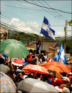 Seguidores de Zelaya marchan en Tegucigalpa