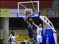 يک بازيکن آمريکايی در حال کسب امتياز برای تيمش