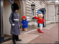 Paddington Bear在白金汉宫前