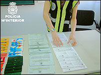 Foto da polícia espanhola mostra documentos e cartões falsificados por quadrilha