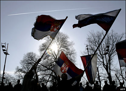 Demonstruesit dolën me flamur kombëtare serbë dhe rusë