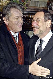 آقای يوشچنکو و آقای سولانا (سمت راست)، مسئول سياست خارجی اتحاديه اروپا