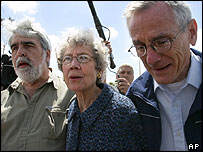 هونام (سمت چپ) به همراه پدر و مادر خوانده وانونو