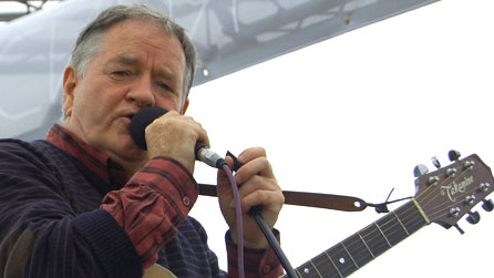 Dafydd Iwan ar un o lwyfannau'r maes