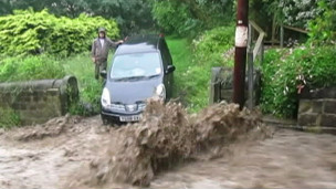 洪水导致路面积水严重