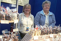 Alison Lyndsey a'i chyfaill Rosemary