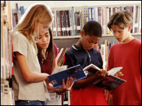 学生在学校图书馆