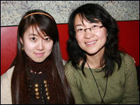 中国留学生万力嘉（左）和主持人天舒（右）