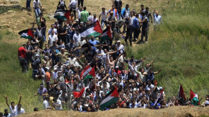 محتجون فلسطينيون وسوريون يعبرون الحواجز الإسرائيلية في الجولان