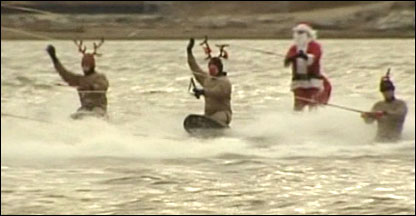 Papai Noel esquia sobre água em Maryland, EUA