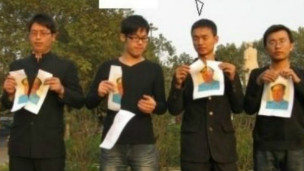 四青年撕毁毛像的照片在网上热传(网络图片)