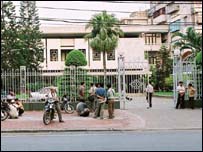 Quang cảnh trước cổng Bộ Thương mại ngày 30.09.2004