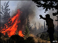 Bombeiros lutam contra incêndios na Grécia
