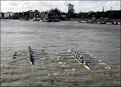牛津赛艇队（左）剑桥队（右）