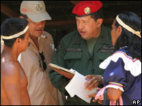 O presidente Hugo Chávez conversa com índios em cerimônia de concessão de títulos de propriedade de terras