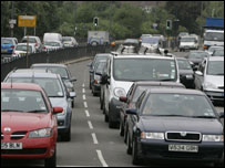 伦敦路上的汽车