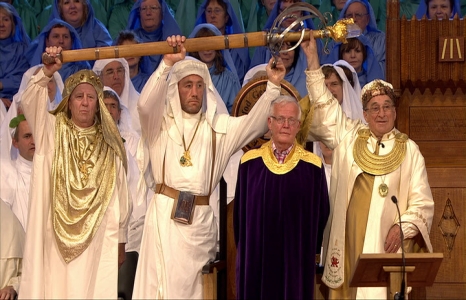 The sword of Peace is raised above Geraint's head.