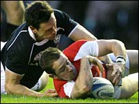 Shane Williams yn sgorio ei gais gyntaf yn Murrayfield