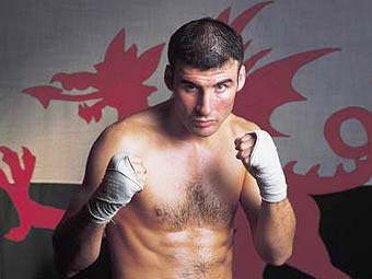Joe Calzaghe, ddechreuodd ei yrfa broffesiynol gyda budugoliaeth yn erbyn Paul Hanlon yng Nghaerdydd ym 1993