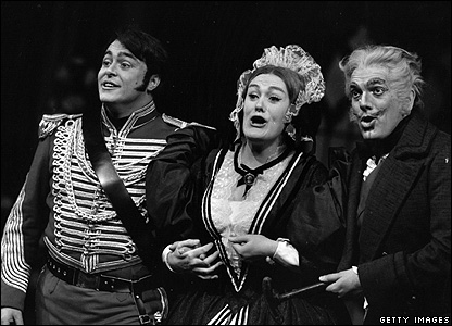 Luciano Pavarotti (l) cùng Joan Sutherland and Spiro Malas.