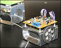 Robôs disputam partida no campeonato inglês de futebol da categoria.