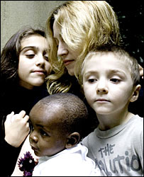 मैडोना का छोटा सा परिवार