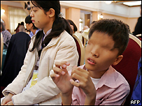 Một em trai được cho là bị dị tật bởi ảnh hưởng của chất độc màu da cam tại hội nghị quốc tế về chất dioxin ở Hà Nội ngày 28 tháng ba năm 2006