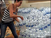 Voluntária organiza estoque de água para sem-teto de Lyon