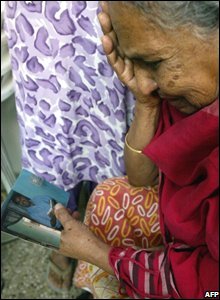 Bà mẹ cầm ảnh con trai là quản lý ở Taj Mahal, bị thiệt mạng trong vụ tấn công